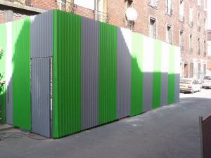 palissade verticale antiaffiche vert et gris avec porte piétons-min